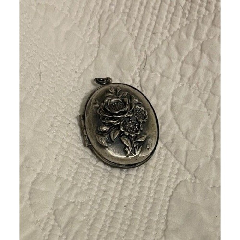 Vintage Oval Silver Tone Locket Pendant Costume Jewelry Floral Scene 🩶